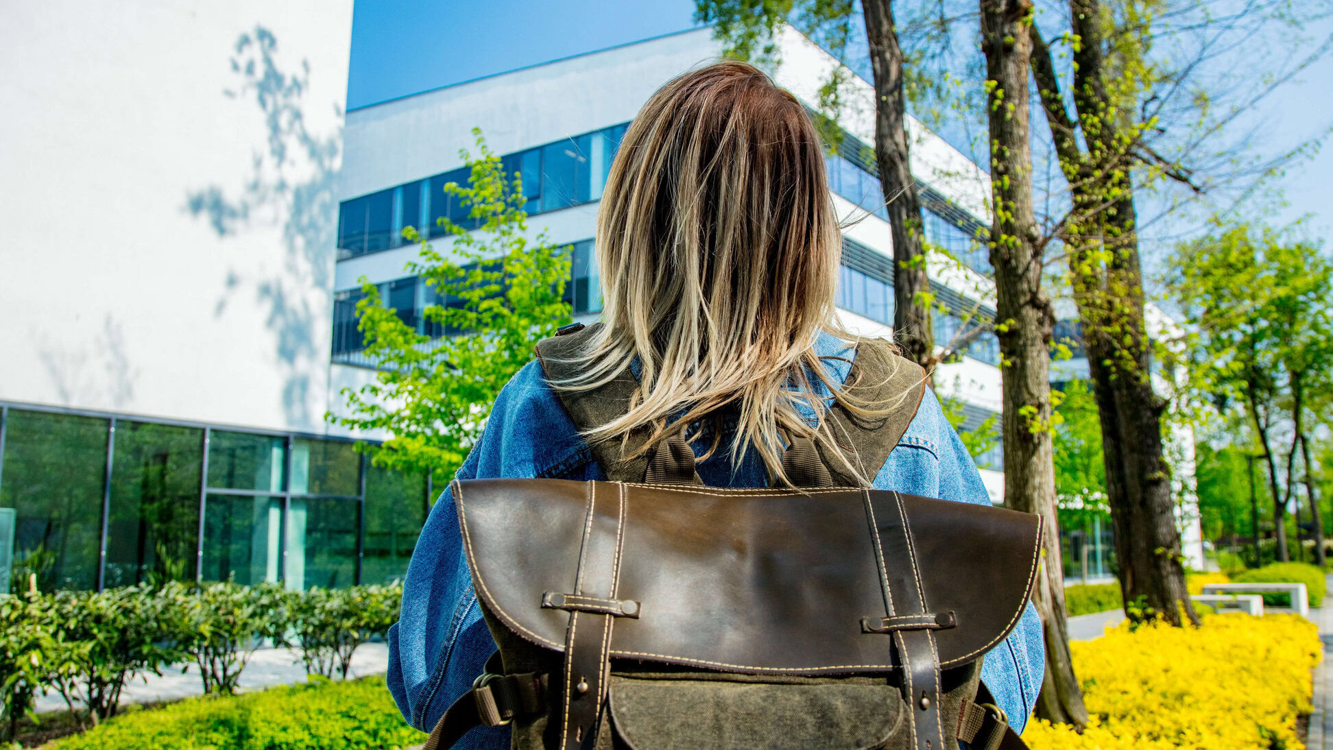 mirunote留学が選ばれる理由 3 student with a backpack is the first time near cam 2024 09 26 01 49 33 utc edited