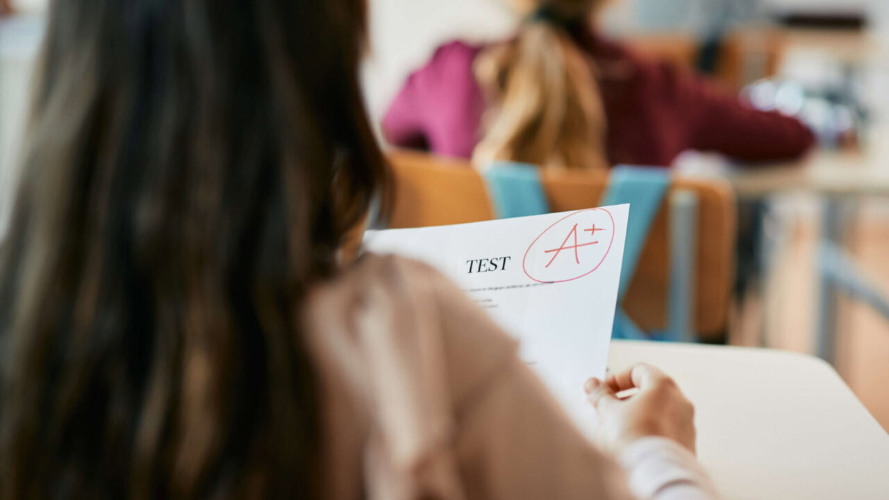 【公式】個別学習サポート(IMAT・イタリア私立医学部入試対策コース) 6 close up of elementary student getting a grade on 2024 12 14 04 14 56 utc 1920x1080 1