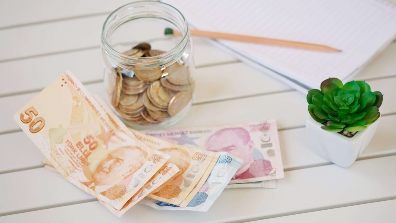 【公式】IMAT出願サポート|総額5万円から始めるイタリア医学部留学 4 notebooks money jars with coins and summary repor 2025 01 27 05 53 15 utc 1920x1080 1